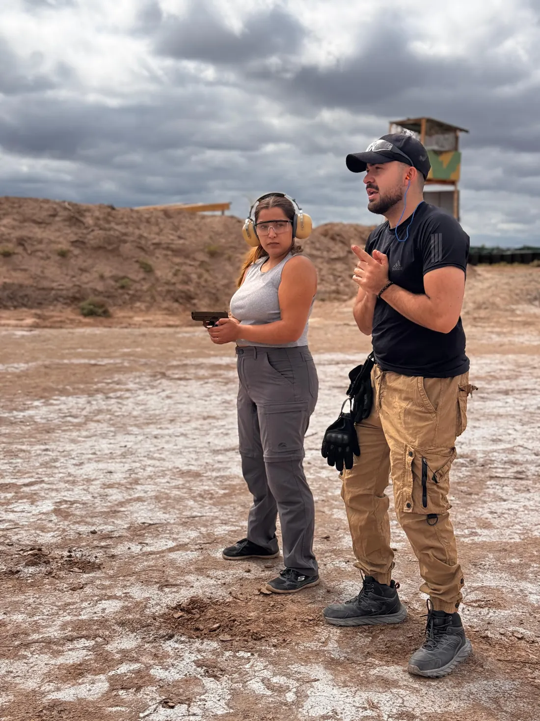 Instructor y alumna en el polígono antes de una práctica