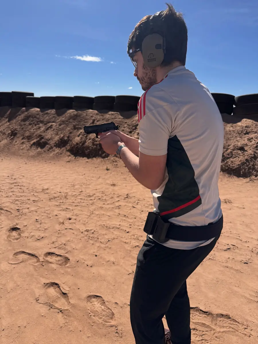 Alumno practicando tiro con arma corta